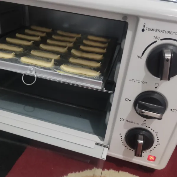 Oven dengan menggunakan suhu 170° api atas bawah selama 15-20 menit atau hingga matang kecoklatan, angkat dan dinginkan terlebih dahulu lalu kemas dalam wadah kedap udara.