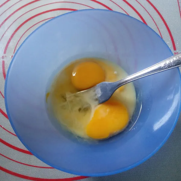 Buat kulit, aduk terigu, garam dan air sampai tepung larut. Masukkan telur utuh dan kuning telur, kocok rata.