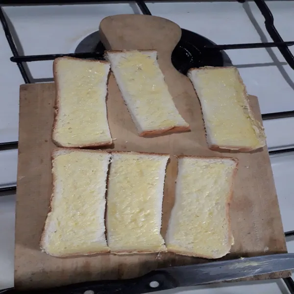 Oleskan margarin atau mentega di kedua sisi.