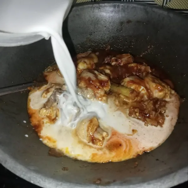 Kemudian tuang santan dan masak dengan api sedang.