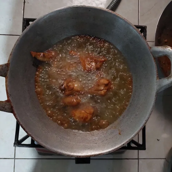 Panaskan minyak, goreng ayam, angkat dan tiriskan. Ayam bacem siap disajikan.