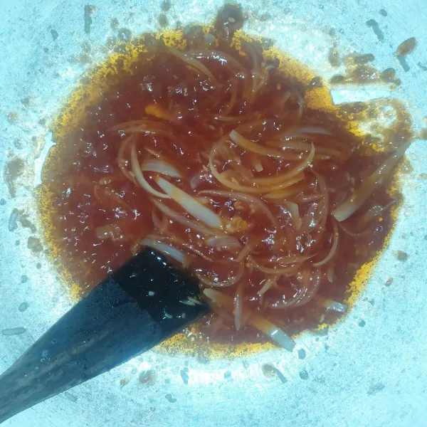 Tumis bawang bombay, bawang putih dan jahe sampai harum. Tambahkan sedikit saja air. Masukkan saus tomat, saus tiram, minyak wijen, lada, gula dan garam.