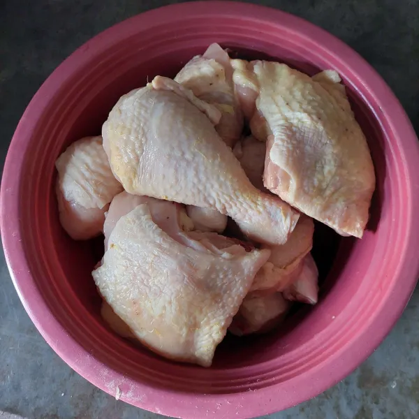 Siapkan daging ayam, potong sesuai selera.