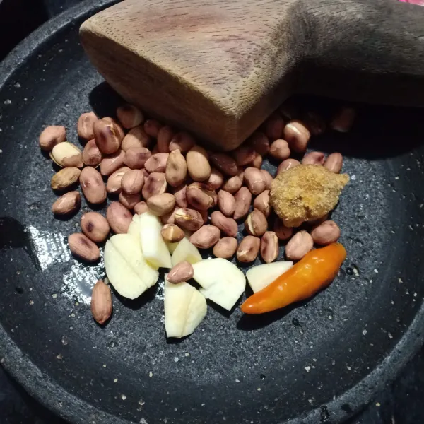 Siapkan bahan bumbu kacang dalam cobek.