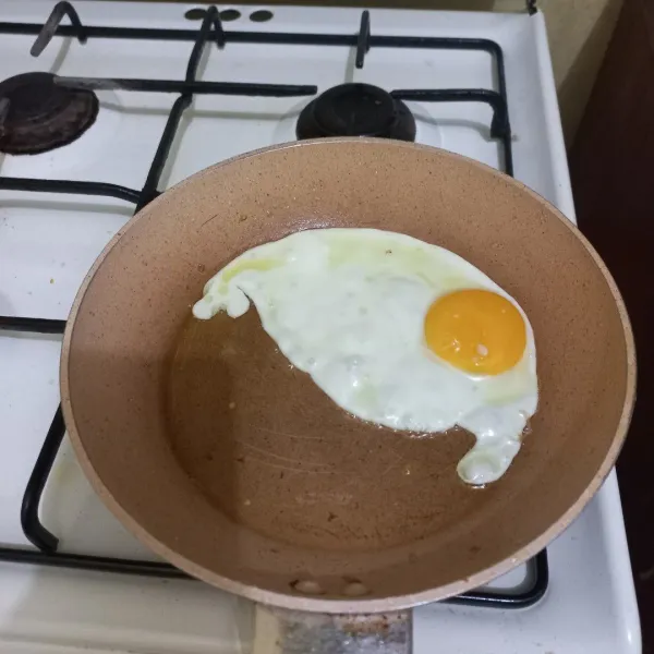 Ceplok telur hingga kematangan yang diinginkan.
