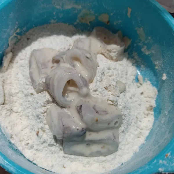 Gulingkan cumi ke tepung terigu kering.