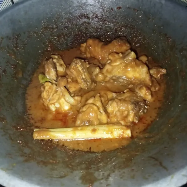 Masak hingga ayam matang dan kuah menyusut, lalu cicipi rasanya dan jika sudah pas siap untuk disajikan.