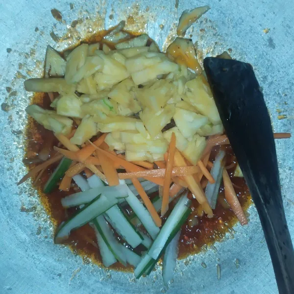 Tambahkan timun, wortel dan nanas. Biarkan sampai sayuran agak layu.