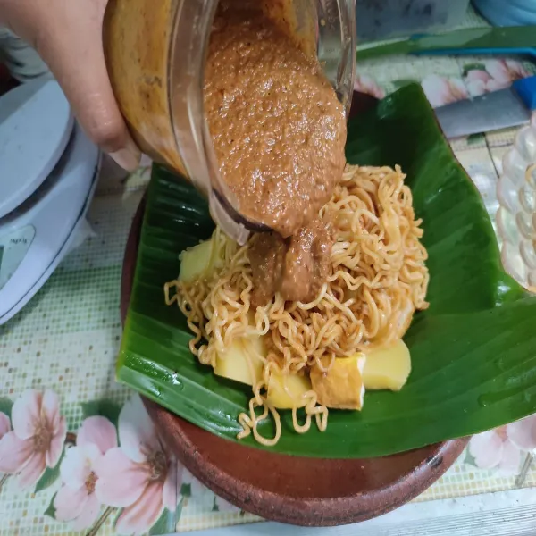 Kemudian tuang bumbu kacang di atasnya.