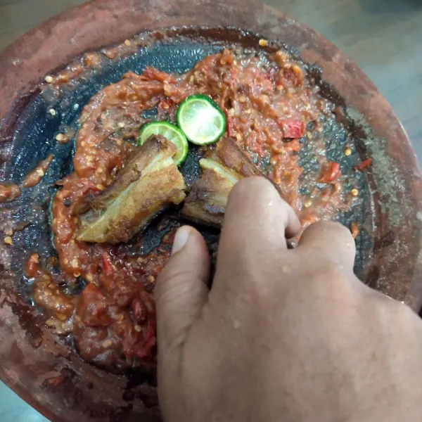 Kemudian haluskan sambal nya lalu penyet ikan pe nya beserta jeruk limau nya.