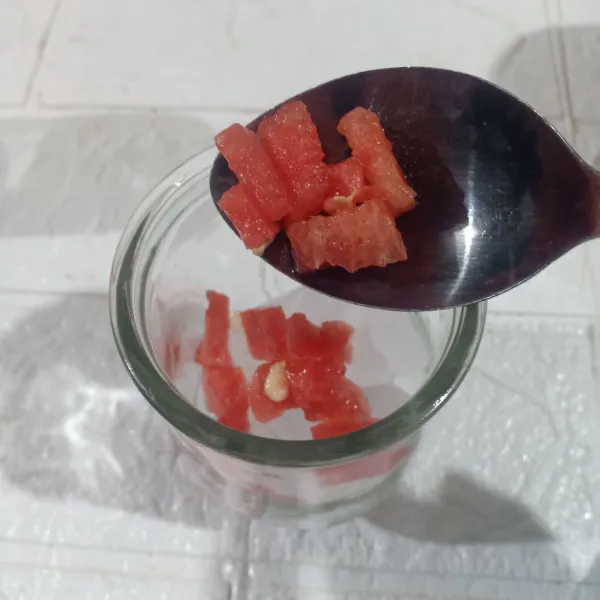Masukkan buah semangka, simpel syrup, dan air.
