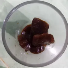 Masukkan es batu kopi lalu tuang susu uht. Aduk sebelum disajikan.