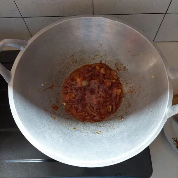 Masukan saus tomat, saus pedes, kecap manis dan merica bubuk, tambahkan ½ gelas air.