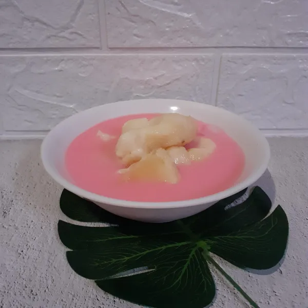 Lalu masukkan tape singkong ke dalam es sirup, kemudian es poteng siap dinikmati.