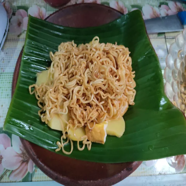 Beri mie instan dan tauge.