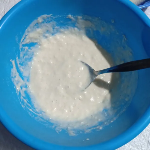 Campur tepung terigu, garam, dan margarin sambil diberi air sedikit demi sedikit.