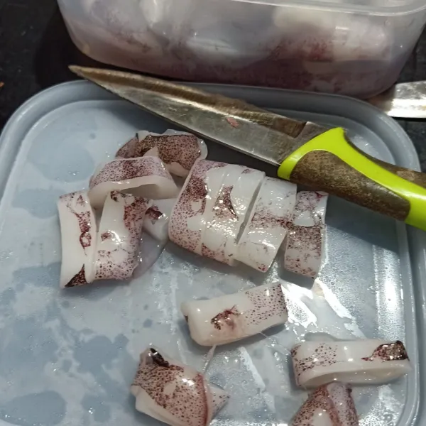 Potong-potong cumi.