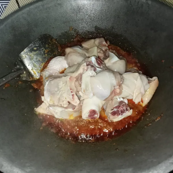 Masukkan ayam dan aduk-aduk hingga ayam kaku.