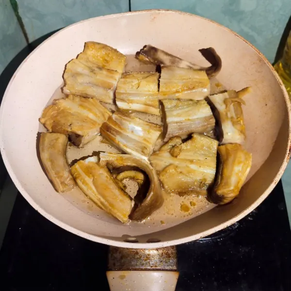 Kemudian goreng ikan pe hingga matang lalu angkat tiriskan.