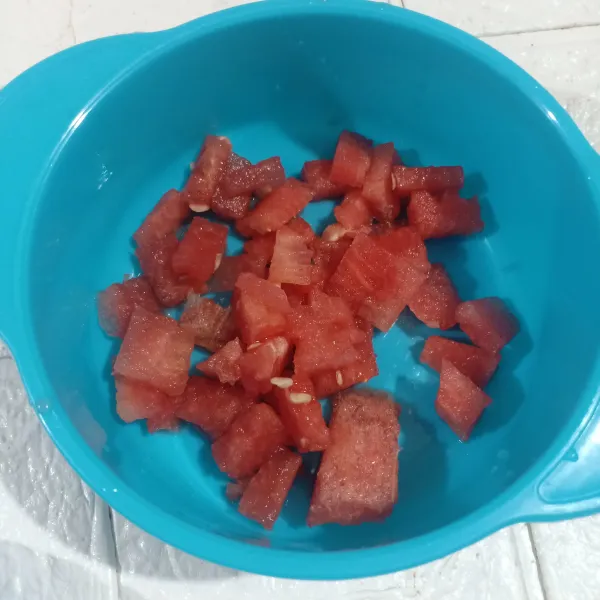 Potong kecil-kecil buah semangka.