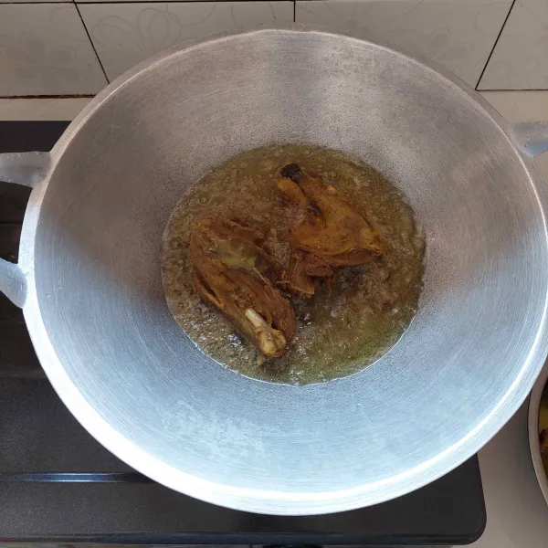 Selanjutnya goreng daging bebek, sajikan bersama sambal dan siap disajikan.