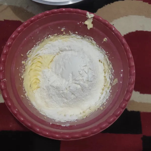 Masukkan tepung terigu, maizena, susu bubuk, vanilla dan baking powder aduk hingga tercampur rata lalu sisihkan.