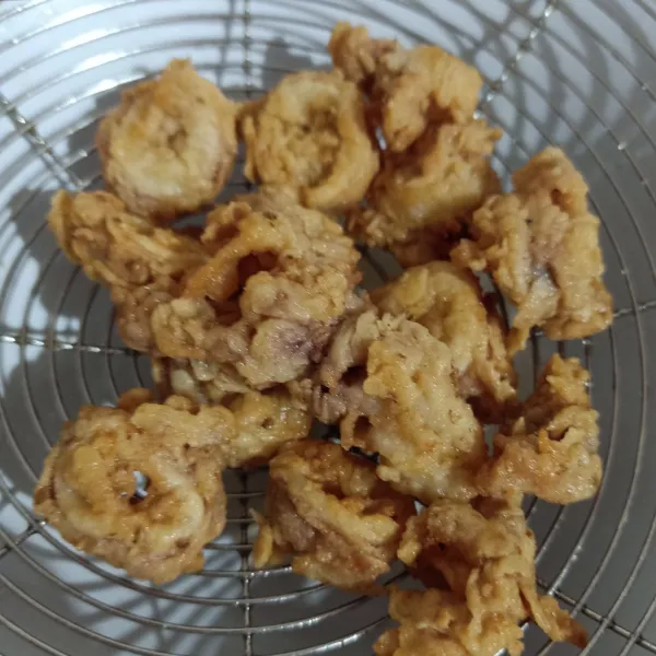 Tiriskan agar minyaknya turun, kemudian sajikan.