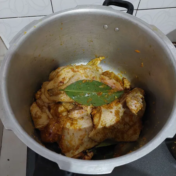 Siapkan panci presto, lumuri daging bebek dengan bumbu halus.