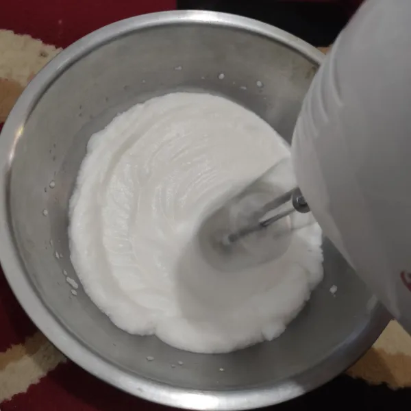 Mixer putih telur hingga mengembang dan kokoh (tidak tumpah ketika dibalik).