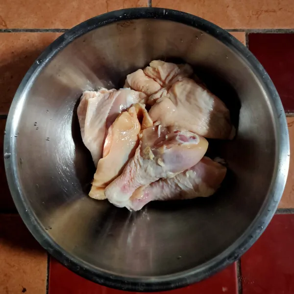 Bersihkan daging ayam, potong sesuai selera, lalu sisihkan.