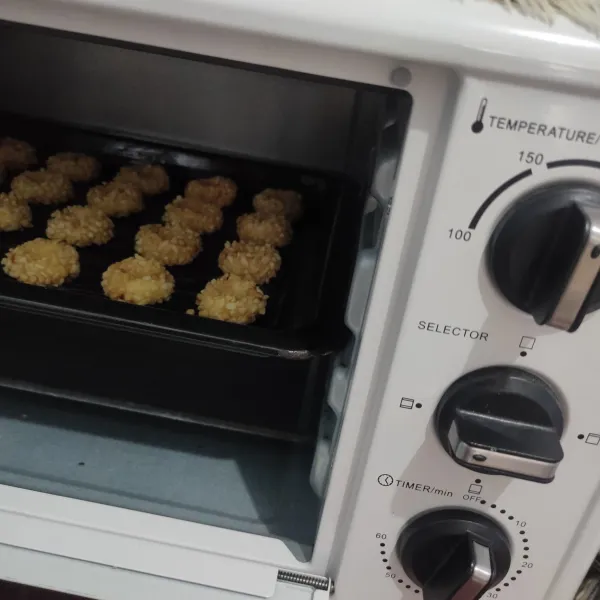 Oven selama 40 menit dengan suhu 170°C api atas bawah hingga cookies matang.