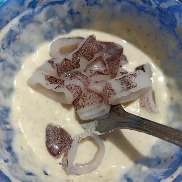 Campur bahan adonan basah, lalu aduk rata dan masukkan cuminya.