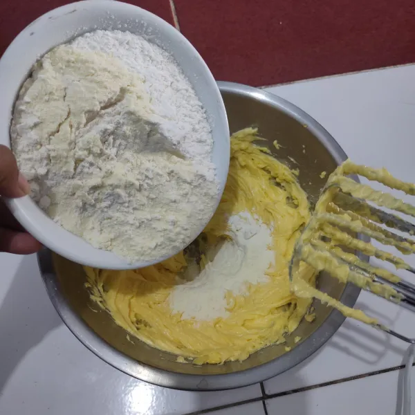 Masukkan tepung terigu, tepung maizena, dan susu bubuk, lalu aduk dengan spatula hingga tercampur rata serta kalis.