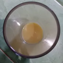Tuang krimer dalam gelas.