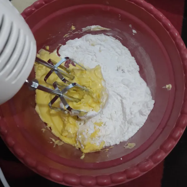 Mixer margarin, butter dan gula halus hingga tercampur rata.