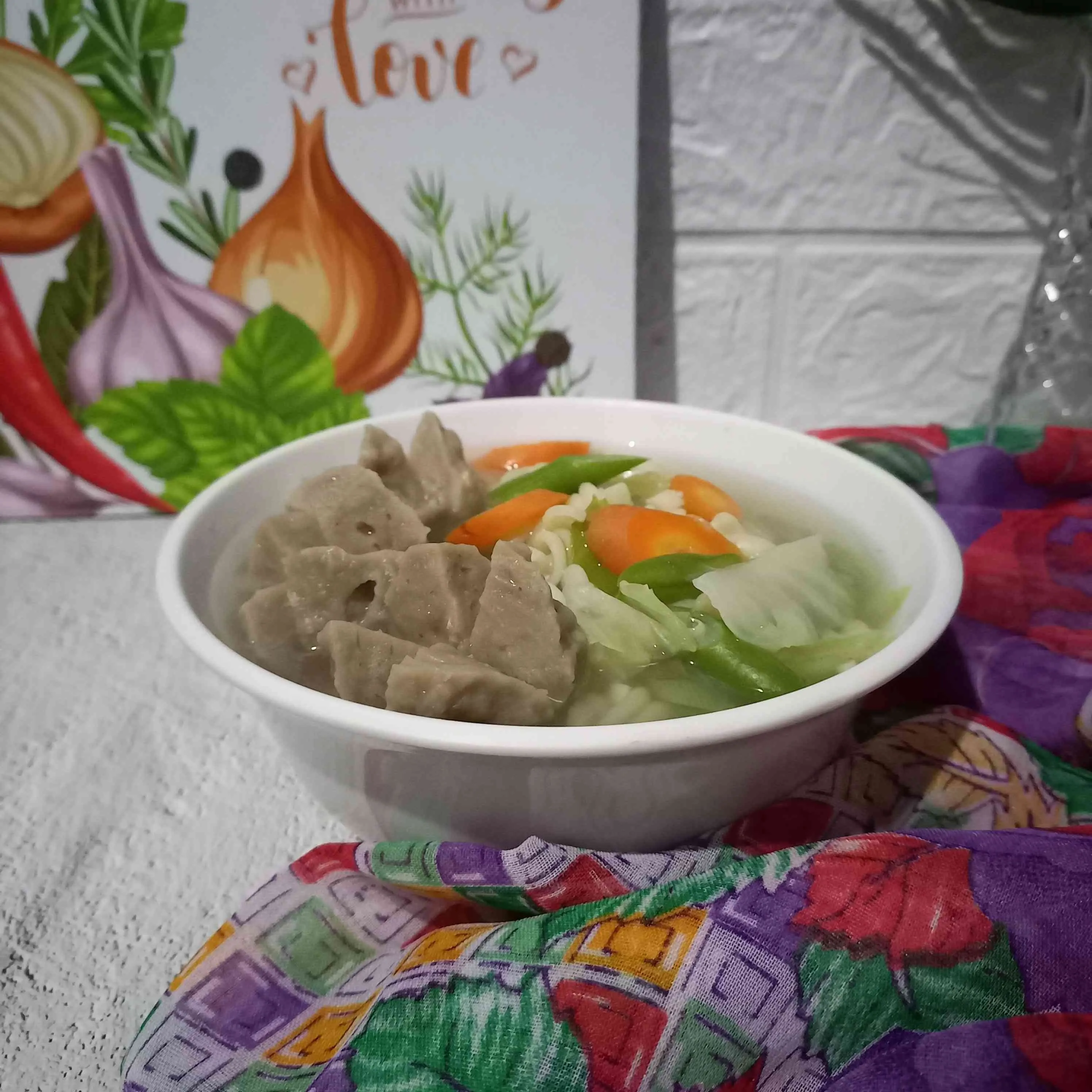 Sup Sayuran Makaroni Bakso dalam mangkuk dengan taburan bawang goreng