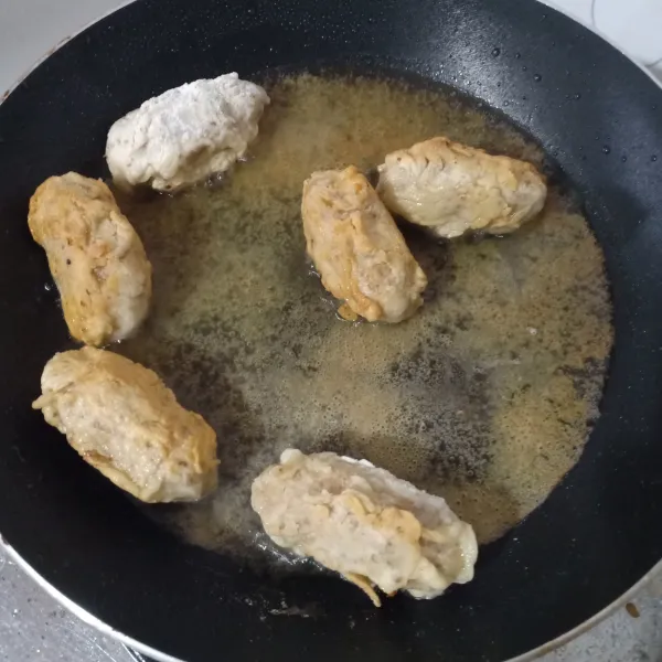 Goreng sampai matang, lalu tiriskan dan sajikan.