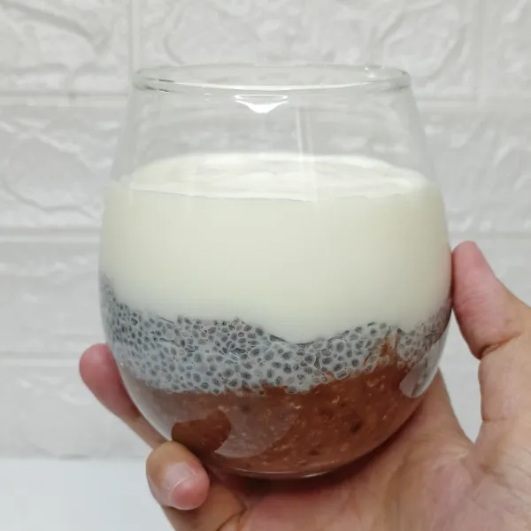 Tata dalam wadah per layer oat - chia seed (sudah direndam susu 20 menit) - yogurt. Simpan semalaman.