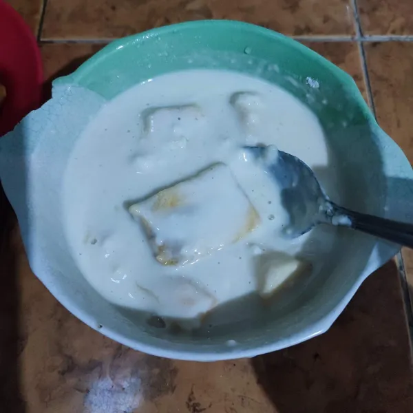 Celupkan pisang ke dalam tepung pelapis.