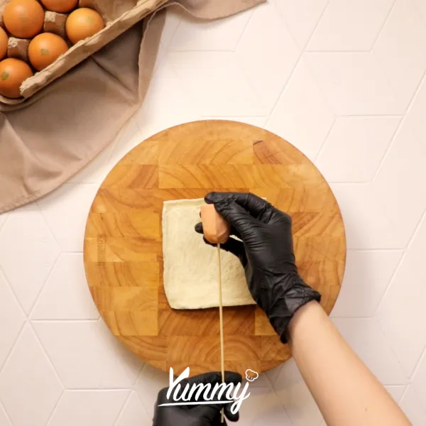 Ambil tusuk sate, tusukkan sosis dan keju mozarella secara bergantian. Kemudian, bungkus dengan roti tawar yang telah dipipihkan.