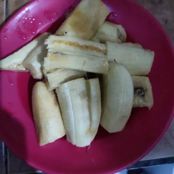 Kupas pisang kemudian potong sesuai selera.
