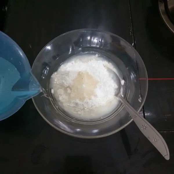 Campur tepung terigu, gula pasir, dan air. Lalu aduk hingga tercampur rata dan menjadi adonan yang kental.