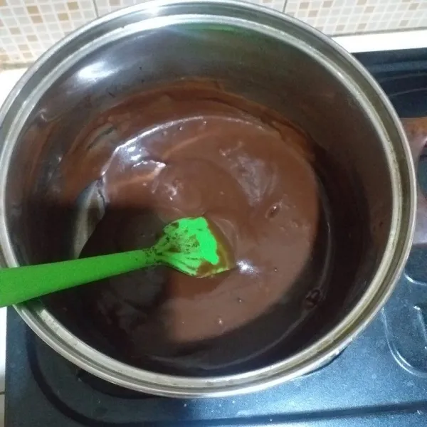 Saus Coklat: Campur coklat bubuk, air, terigu, dan gula pasir masak sambil aduk sampai mendidih lalu tambahkan mentega matikan api