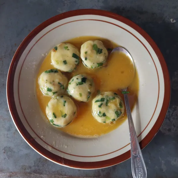 Kocok telur dan tambahkan sejumput garam, lalu aduk rata. Kemudian masukkan adonan perkedel yang telah di bentuk ke dalam telur kocok.