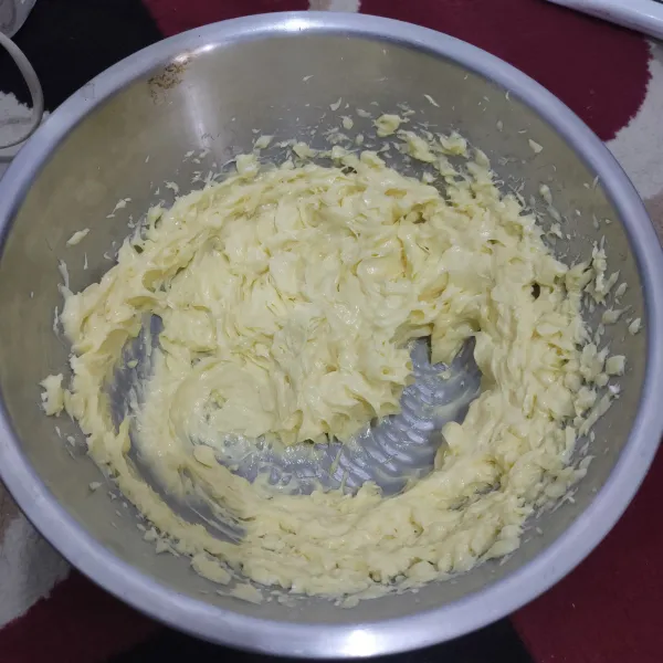 Masukkan kuning telur lalu mixer hingga tercampur rata (kurang lebih 30 detik) jika terlalu lama cookies akan meluber ketika di oven.
