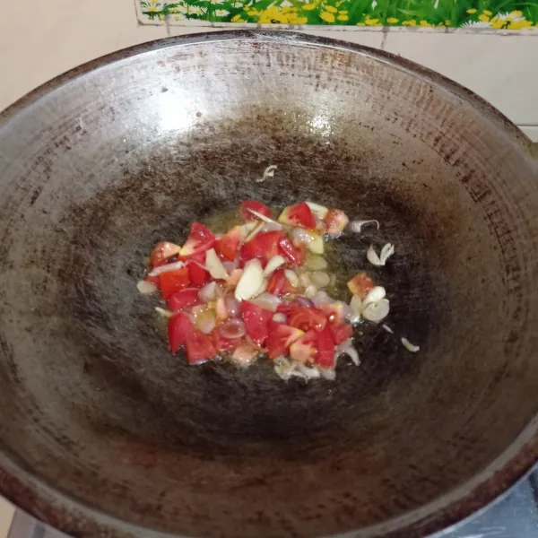 Lalu masukkan tomat, aduk hingga tomat layu.