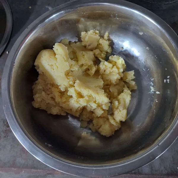 Selanjutnya haluskan kentang yang telah di goreng.