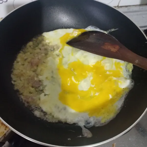 Masukkan telur, goreng orak arik.