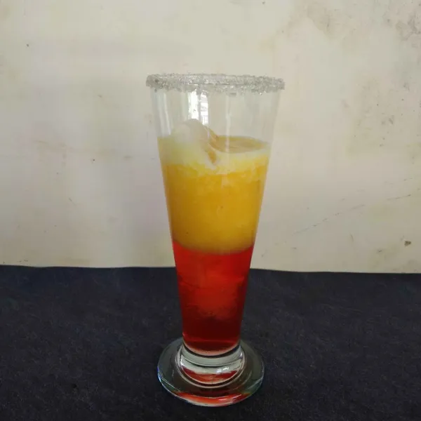 Tuangkan jus nanas ke dalam gelas hingga 3/4 bagian gelas.