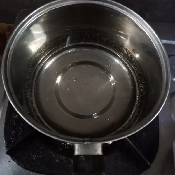 Masak air dalam panci sampai mendidih.